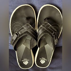 Clark clousteppers women’s size 10 color is black with white trim